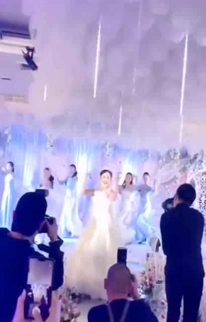 跳舞很嗨的新娘视频,嗨翻全场!新娘热舞视频惊艳众人