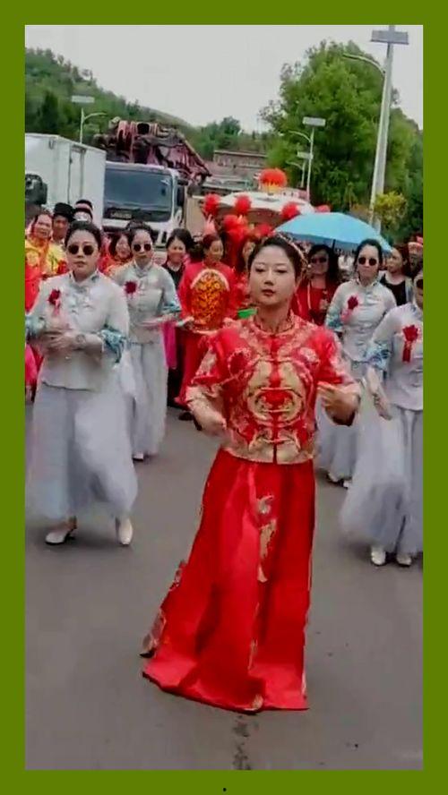 跳舞很嗨的新娘视频,嗨翻全场!新娘热舞视频惊艳众人