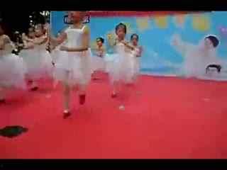 踏浪幼儿园舞蹈视频,童真舞动，快乐飞扬